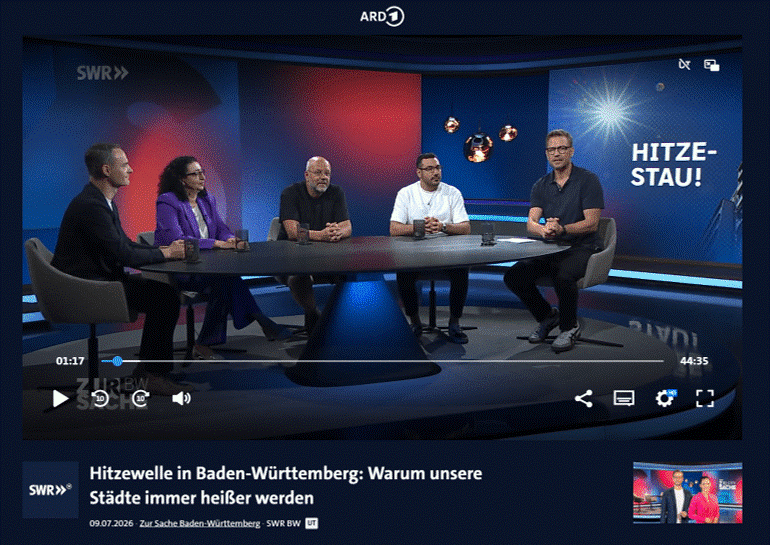 Screenshot Videoausschnitt mit 5 Menschen an einem Tisch