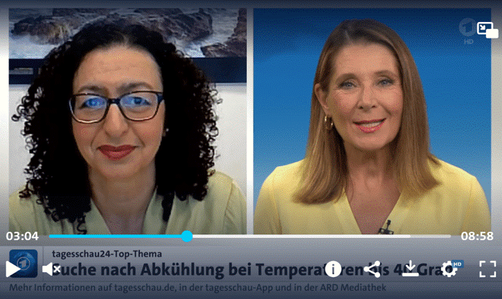 Zwei Frauen sprechen in einem Nachrichtenvideo über hohe Temperaturen und Abkühlung.