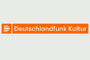 Logo von Deutschlandfunk Kultur auf orangem Hintergrund.